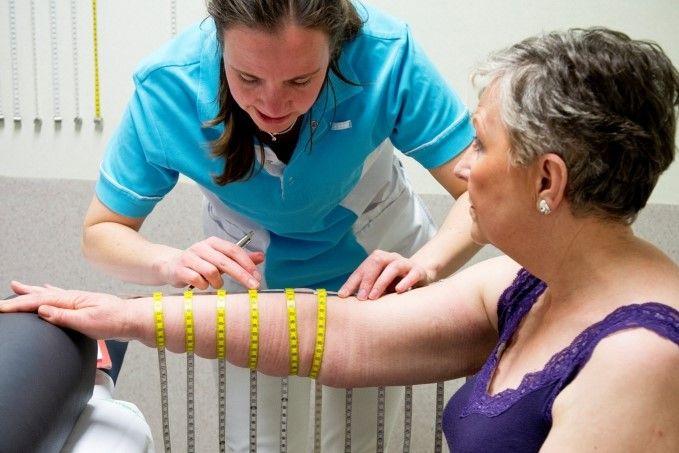 Verpleegkundige meet omtrek van de arm van een patiënt met lymfoedeem