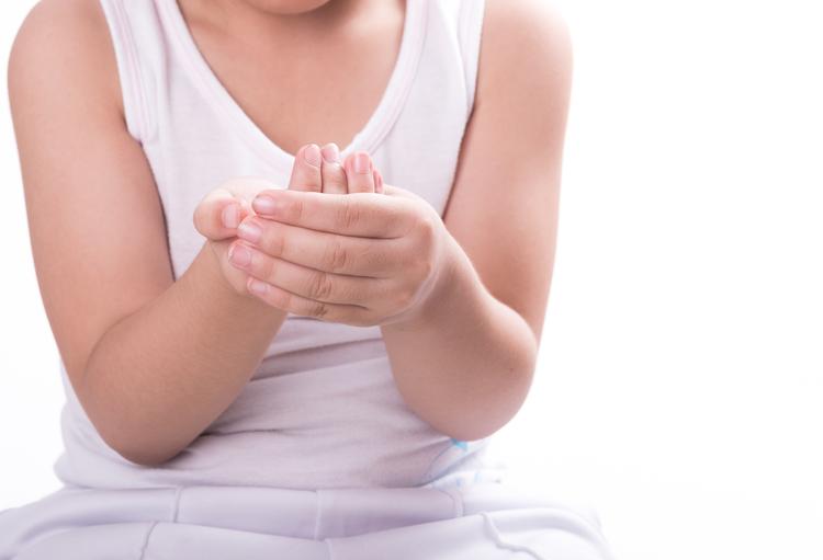 Kind toont vingers: artritis?