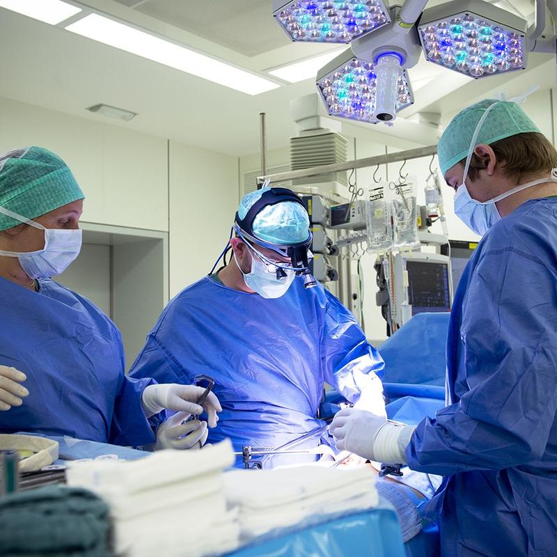 Artsen voeren transplantatie uit in de operatiezaal