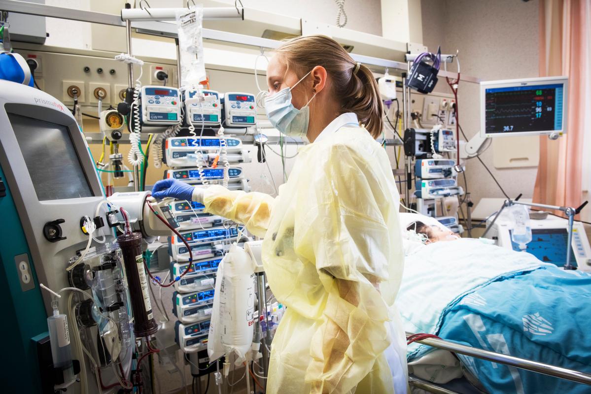 Een verpleegkundige aan de slag met hartmonitoringapparatuur