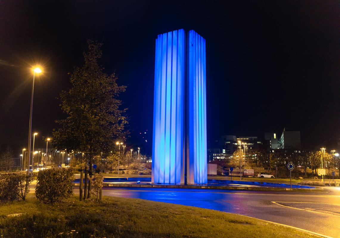 Blauwe schijnwerpers op het Teken