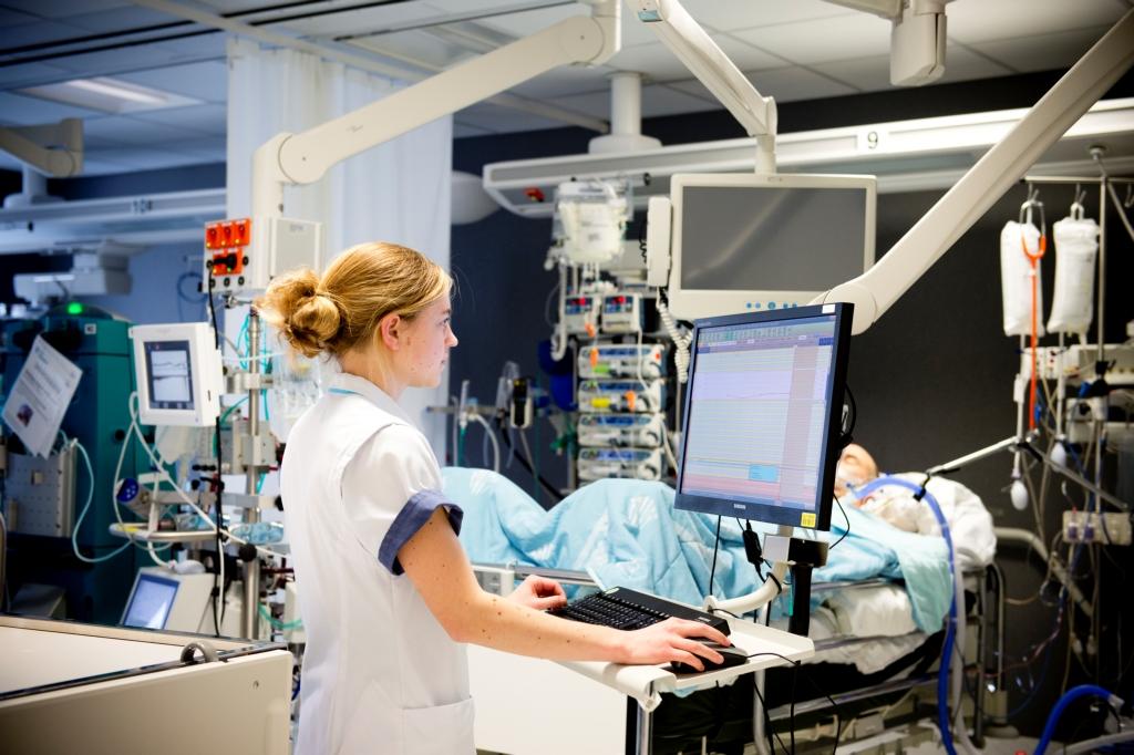 Verpleegkundige bekijkt het elektronisch dossier van een patiënt