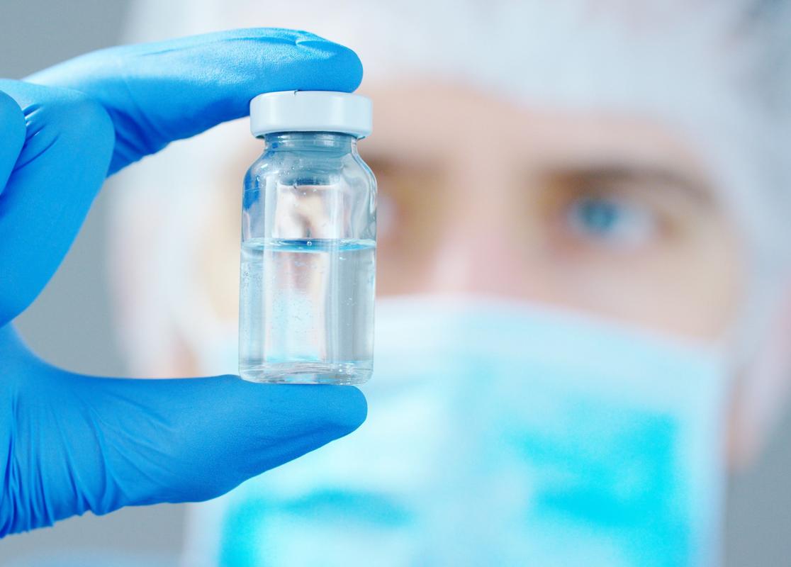 Onderzoeker met vaccin