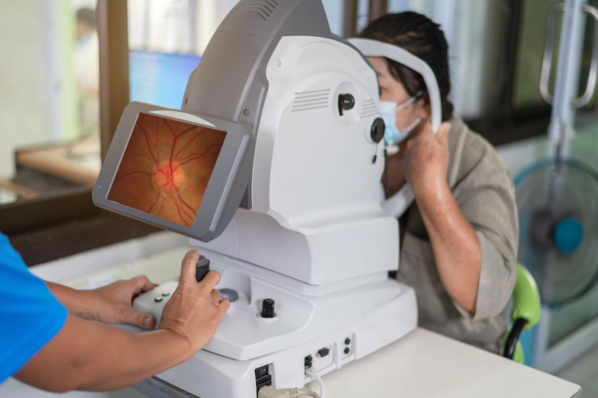 De oogarts maakt foto's van het netvlies om glaucoom vast te stellen