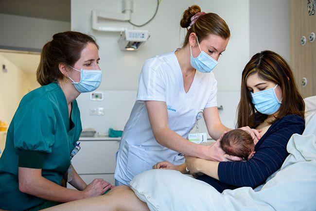 Zorgverleners ondersteunen een mama bij de borstvoeding