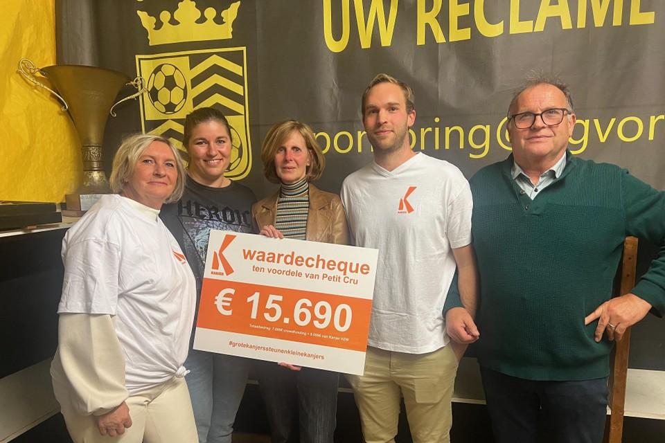 Prof. Hoffman ontvangt cheque voor Petit CRU