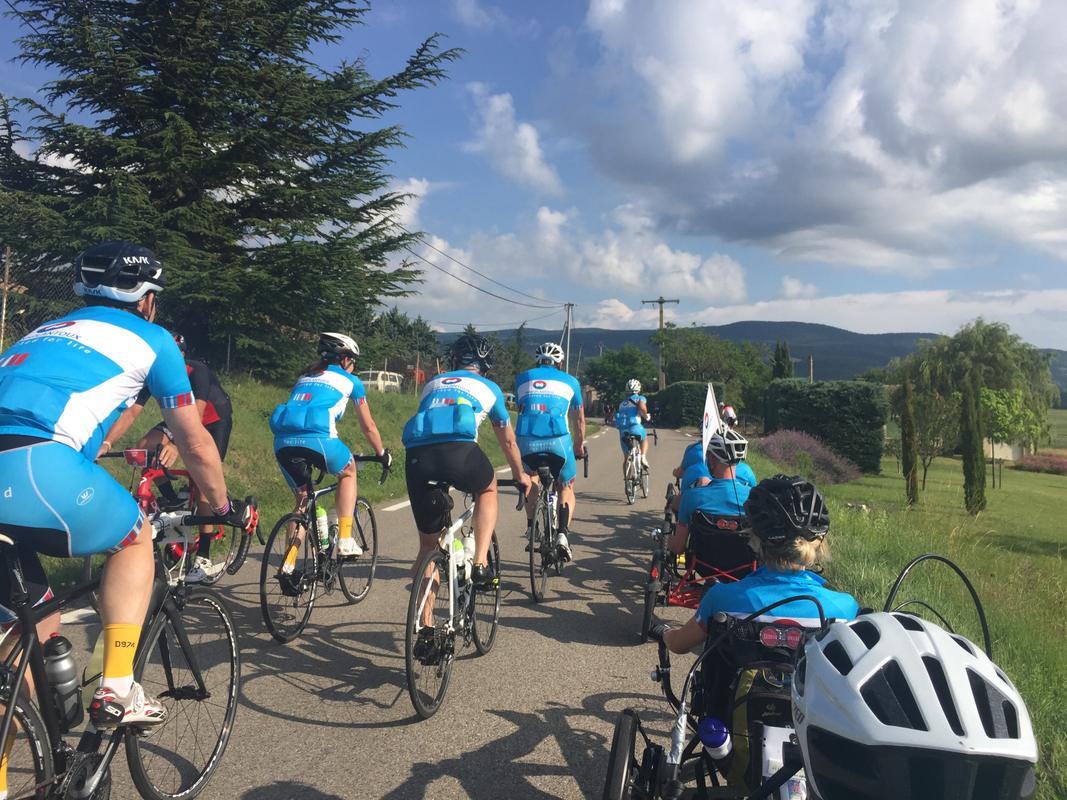 foto van groepje fietsers met blauwe Transplantoux-truitjes