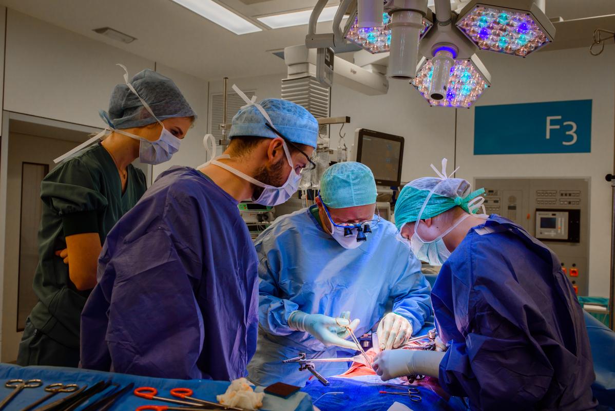 Foto in de operatiezaal van UZ Leuven tijdens een niertransplantatie