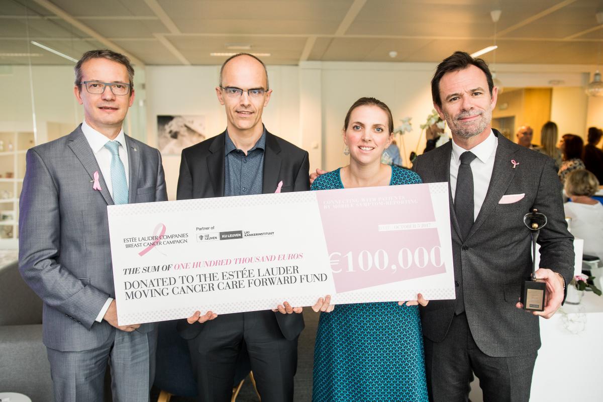 Cheque Estée Lauder moving cancer care forward fund