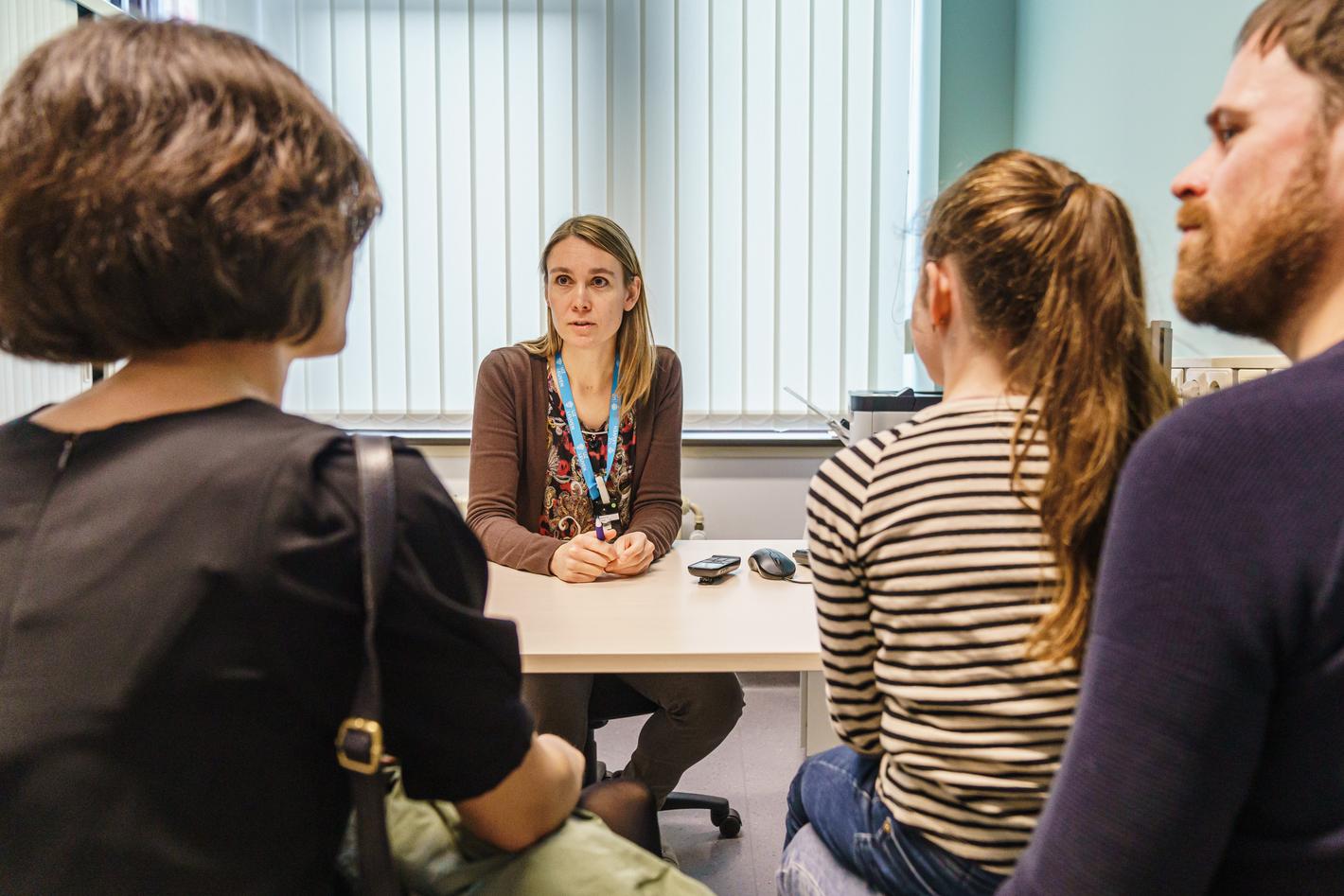 De sociaal werkster geeft extra uitleg over de verschillende stappen van de behandeling en kan je ouders ook helpen bij eventuele praktische problemen. Via haar maak je ook kennis met Radio-Robbie en de Kanjerketting.