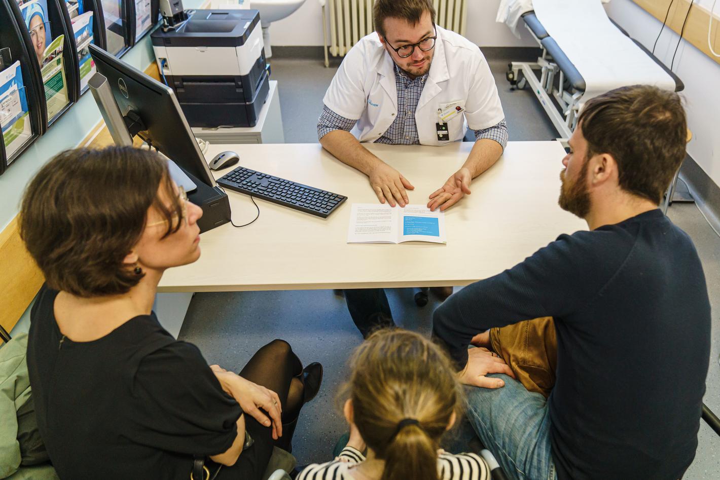 De radiotherapeut-oncoloog - de dokter die gespecialiseerd is in bestralingsbehandelingen - stelt een aantal vragen. Heb je zelf vragen? Stel ze gerust.