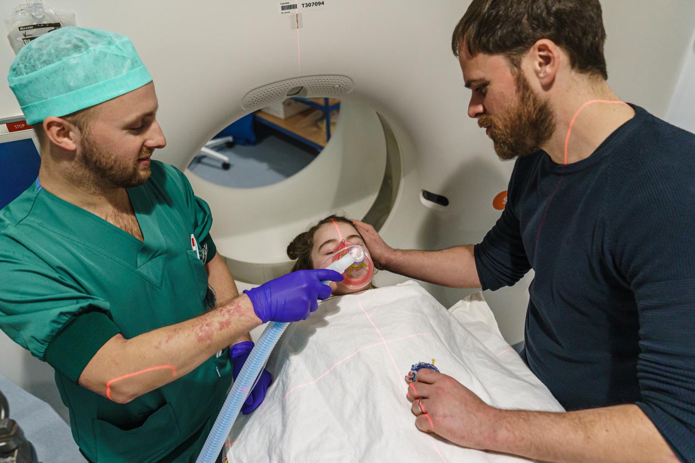 De anesthesist doet je eventjes in slaap.