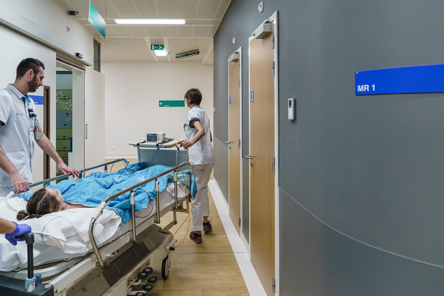 Zodra je in dromenland bent, brengen de verpleegkundigen je naar de behandelruimte waar het bestralingstoestel staat. Je ouders wachten tijdens de behandeling in de wachtzaal.