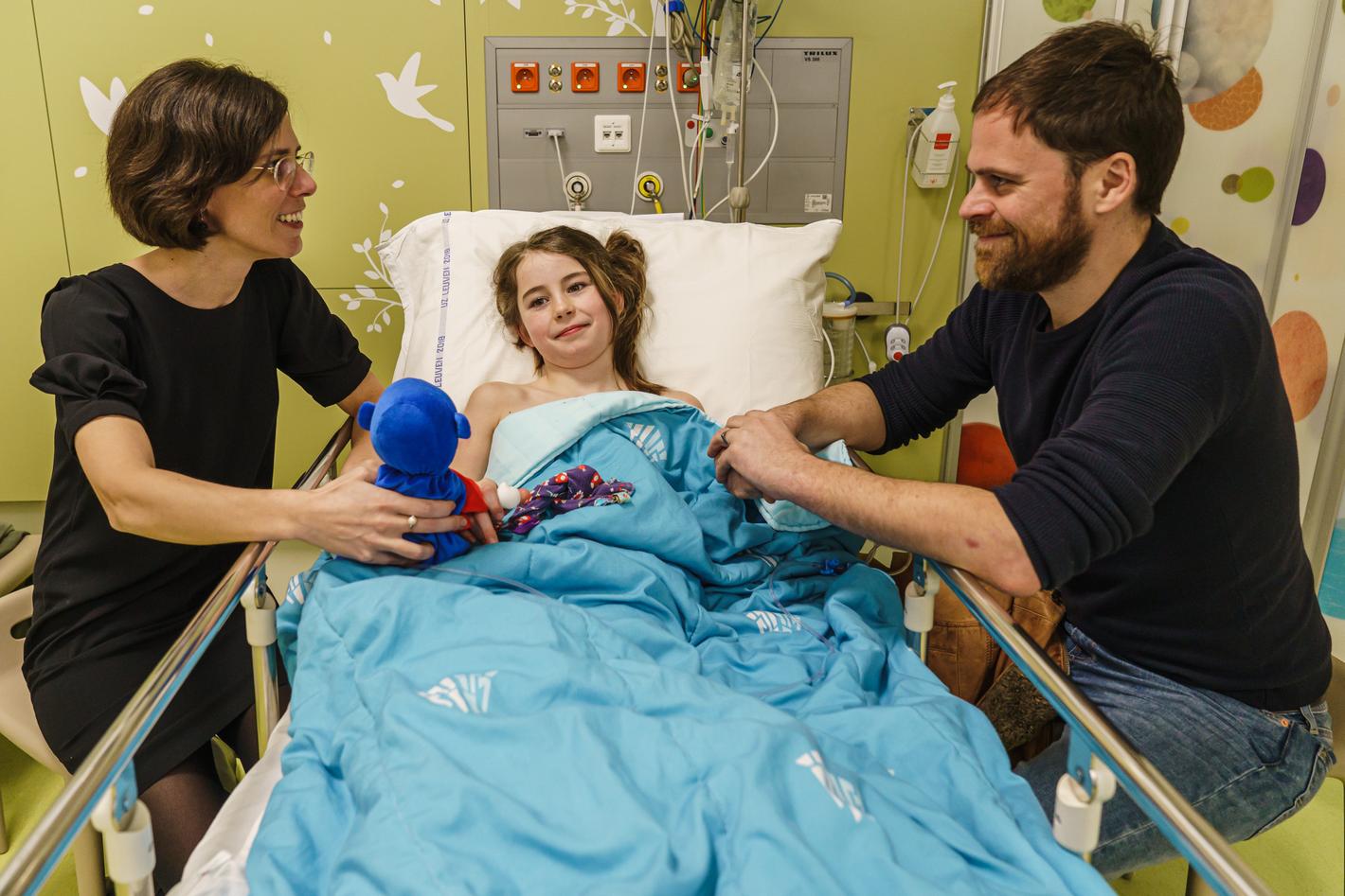 Je bent ongeveer anderhalf uur in de behandelruimte. Daarna kan je rustig wakker worden in de ontwaakzaal. Ook je ouders mogen nu weer bij je komen. Na een laaste controle mag je weer naar huis.