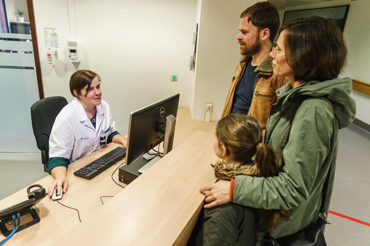 Je meldt je samen met je ouders aan bij de balie. 