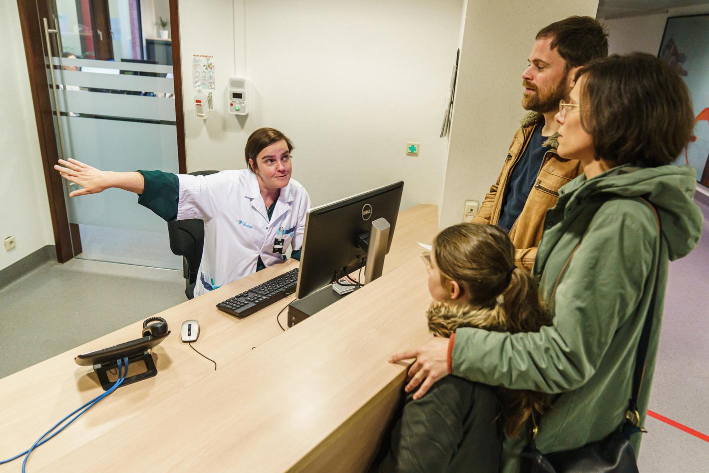 De eerste keer dat je voor de bestraling komt, meld je je aan aan het secretariaat. Daar leggen ze je uit naar welke wachtzaal je mag gaan.
