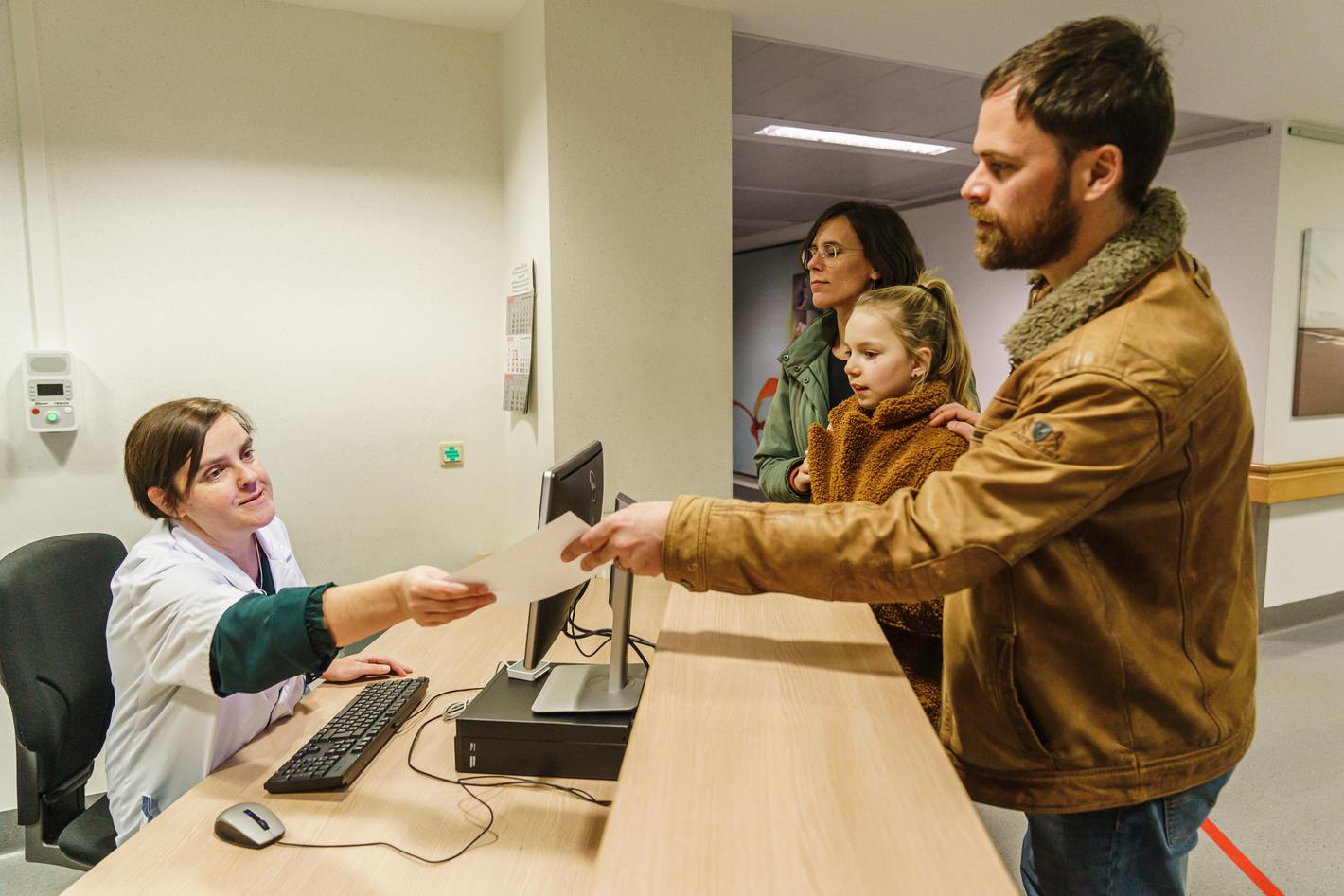 Je meldt je samen met je ouders aan bij de balie. 