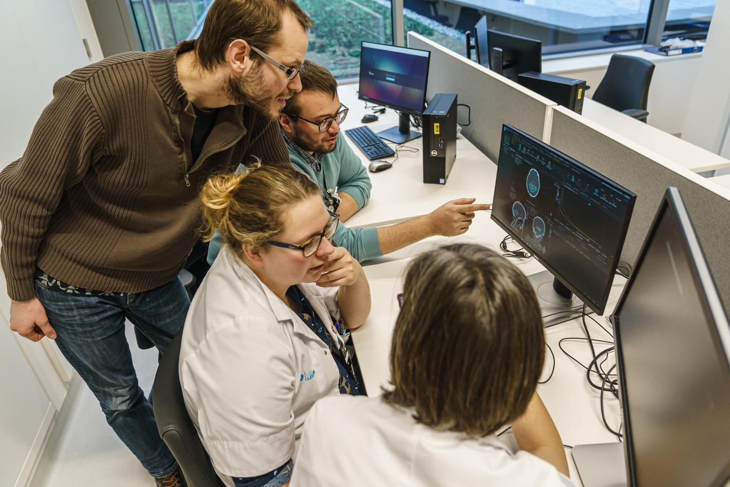 Terwijl jij thuis bent, bekijkt het team de beelden van de simulatie en wordt er berslist hoe de bestraling precies zal gebeuren. Na één tot twee weken krijg je hierover nieuws. 