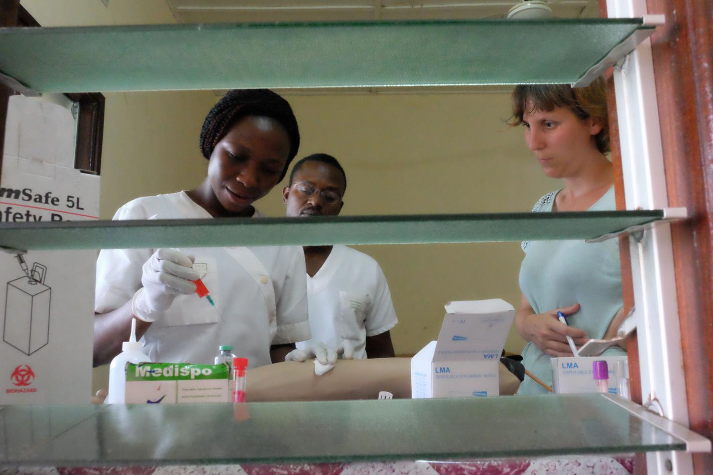 Dr Sien Ombelet in labo Benin bloedkweken