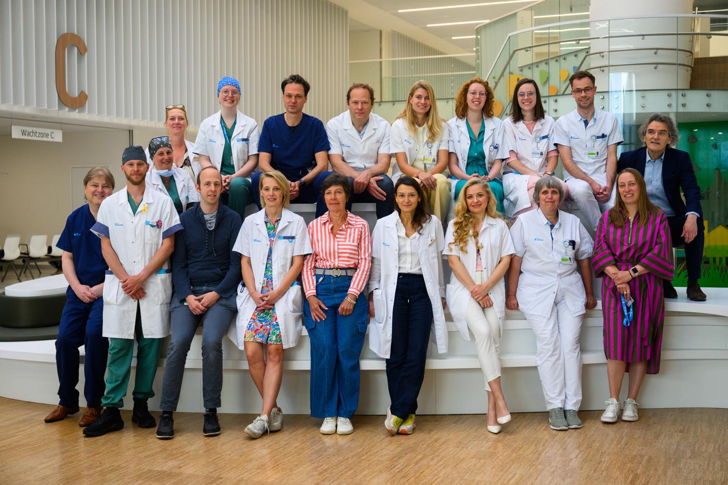 Foto van 20-tal medewerkers UZ Leuven van het zorgprogramma levende nierdonatie